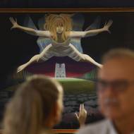 V pozadí obraz Ave Íris