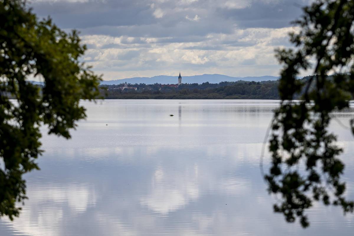 Největší český rybník Rožmberk a město Třeboň
