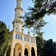 K minaretu se dá dojít z několika směrů.