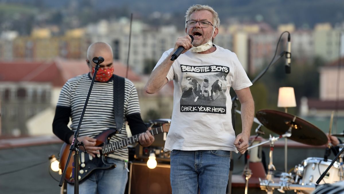 Skupina Mňága a Žďorp při koncertu na střeše hotelu Apollo ve Valašském Meziříčí. Petr Fiala vpravo.