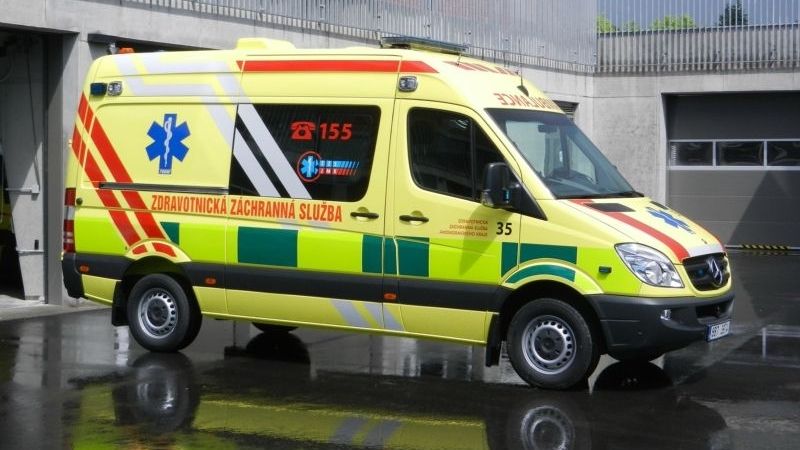 Na Zlínsku srazilo auto na přechodu seniorku, zraněním v nemocnici podlehla