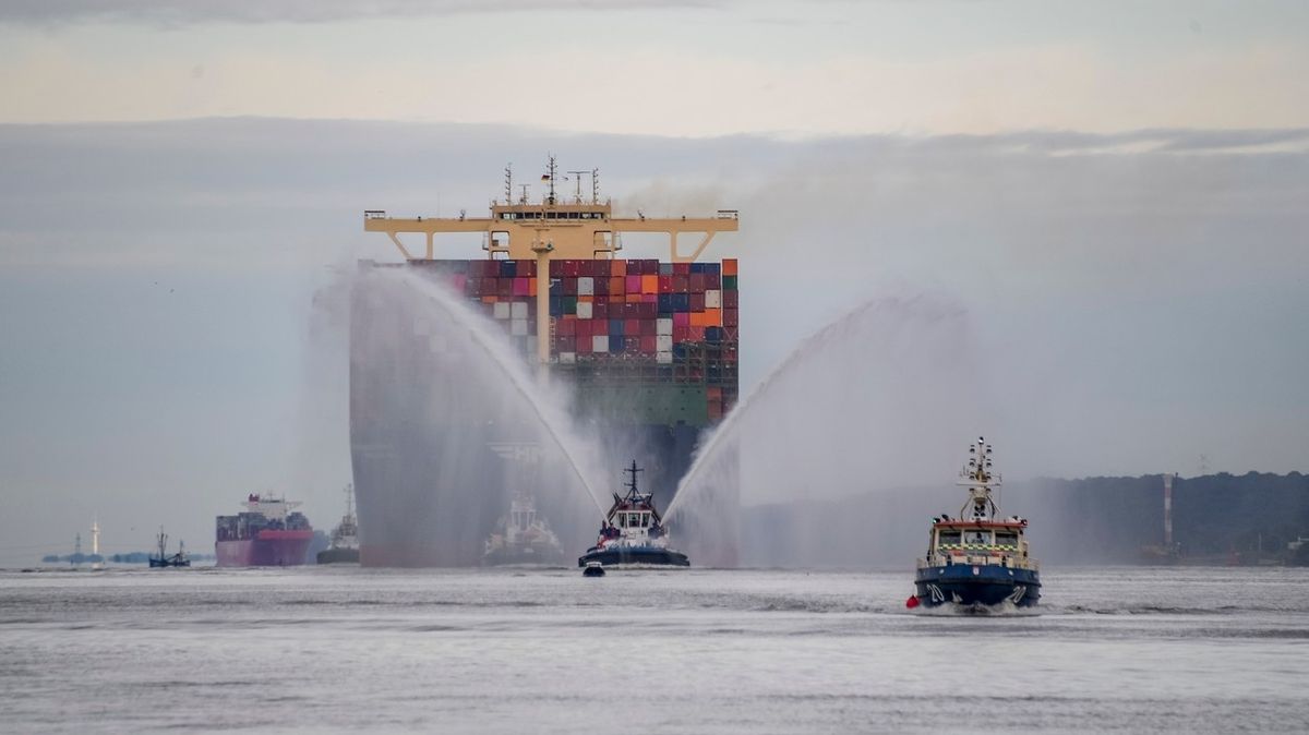Do hamburského přístavu připlula největší nákladní loď na světě