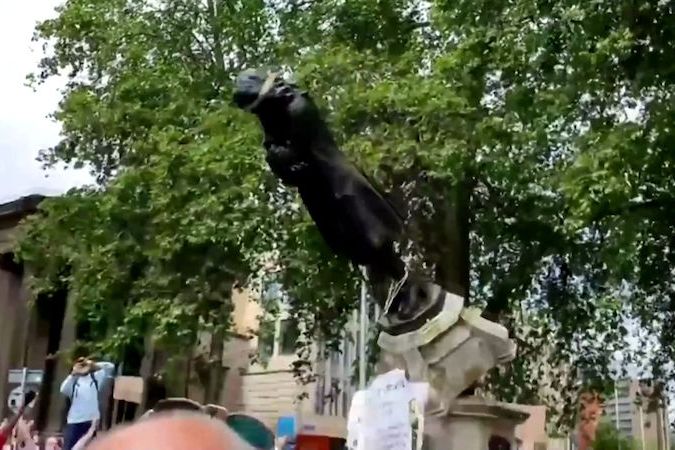 BEZ KOMENTÁŘE: Demonstranti shodili sochu Edwarda Colstona, obchodníka s otroky