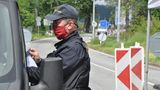 Lidé nečtou zprávy. Policisté vracejí od česko-polských hranic desítky aut