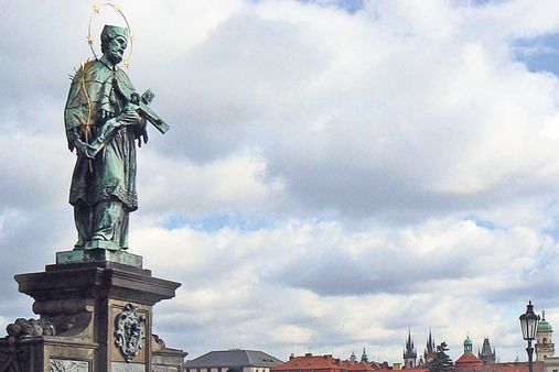 Socha Jana Nepomuckého je na mnoha místech v Evropě, nejen na Karlově mostě.