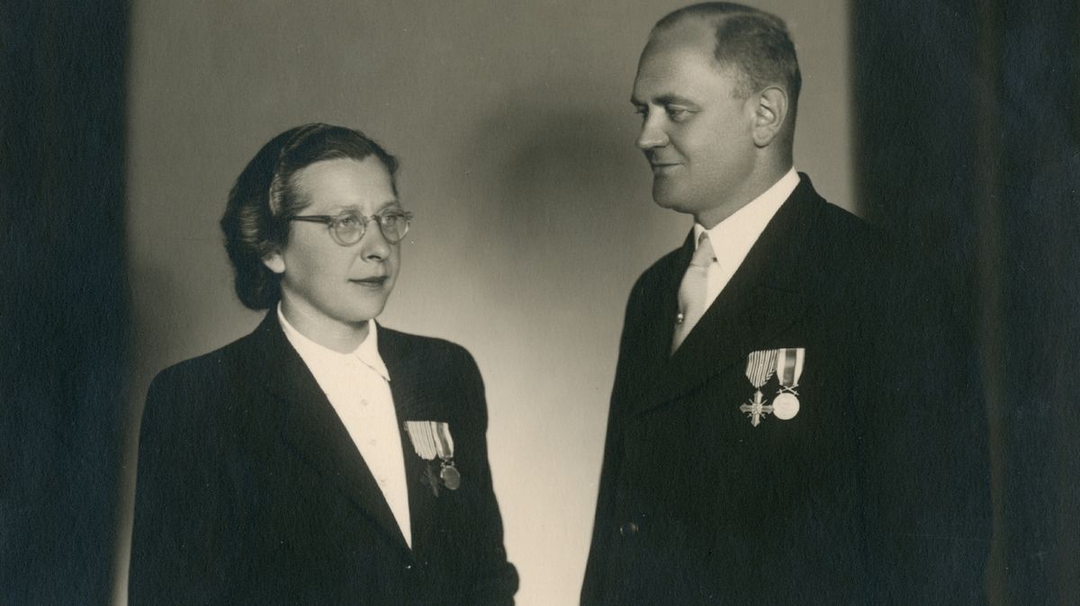Manželé Milada a Bohuslav Horákovi jako držitelé státních vyznamenání za protinacistický odboj (Československého válečného kříže 1939 a Československé medaile Za zásluhy I. stupně), březen 1946