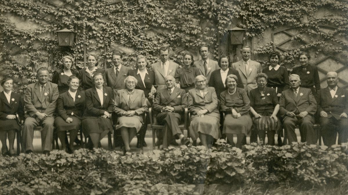 Představitelé ČSNS v roce 1947, uprostřed sedí Petr Zenkl, Fráňa Zeminová a Růžena Pelantová, po její pravici je Milada Horáková a Antonie Klienerová.