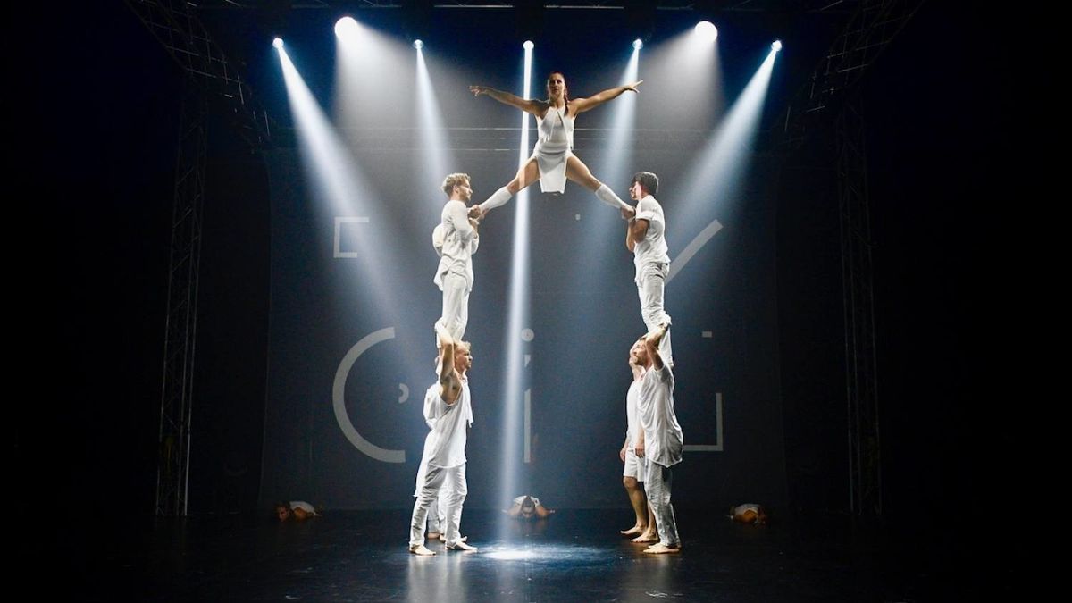 Programu v Anežském klášteře vévodí akrobaté z Losers Cirque Company