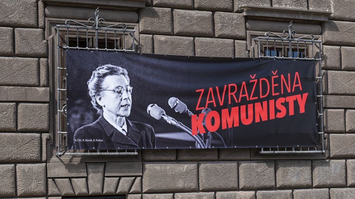 Na radnici v Plzni je černý prapor a portrét Milady Horákové s nápisem Zavražděna komunisty