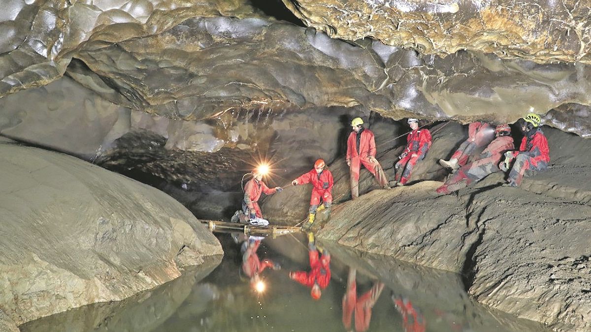 Na podzemním jezeře opravili hydrologům vor