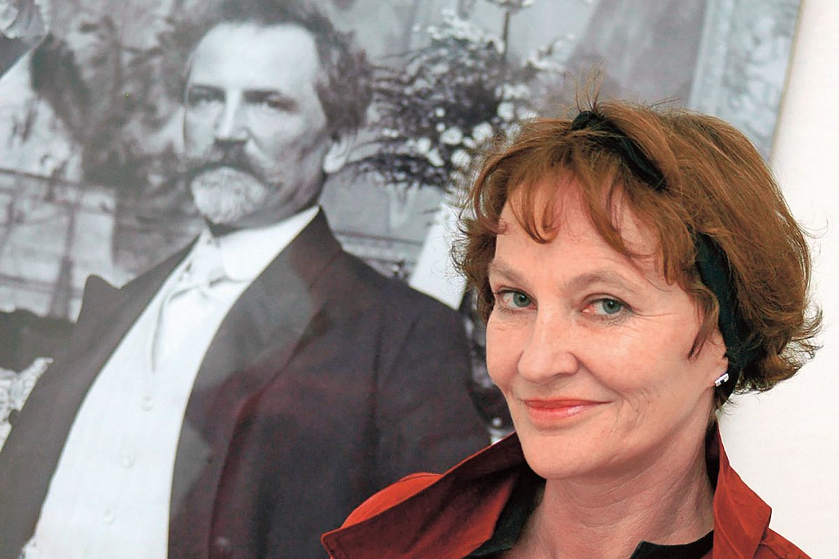 Jarmila Mucha Plocková před snímkem svého dědečka Alfonse Muchy, 2006. Zdědila po něm výtvarné nadání i podobu.
