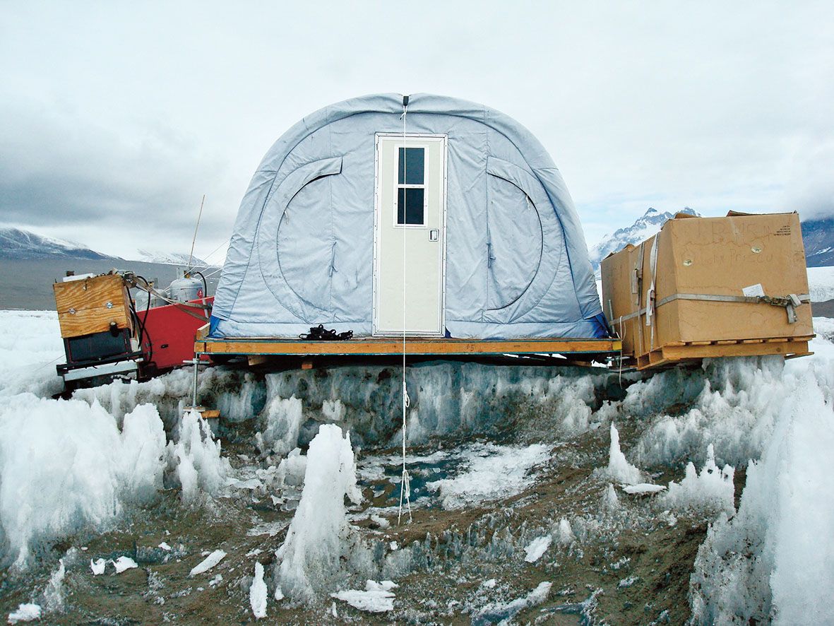 Odběrová chatka na trvale zamrzlém jezeře v Antarktidě.