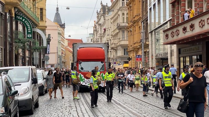 Stovky lidí pochodovaly centrem Prahy za legalizaci marihuany