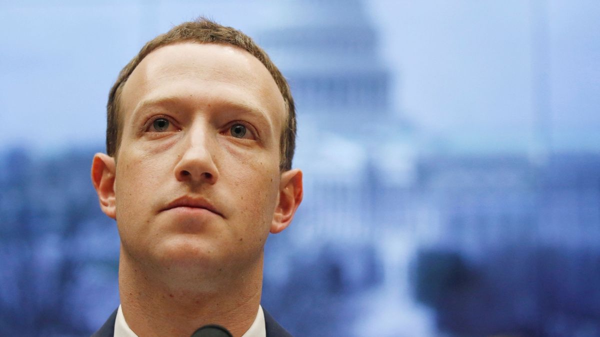 Miliardář Zuckerberg si přetrhl vaz v koleni