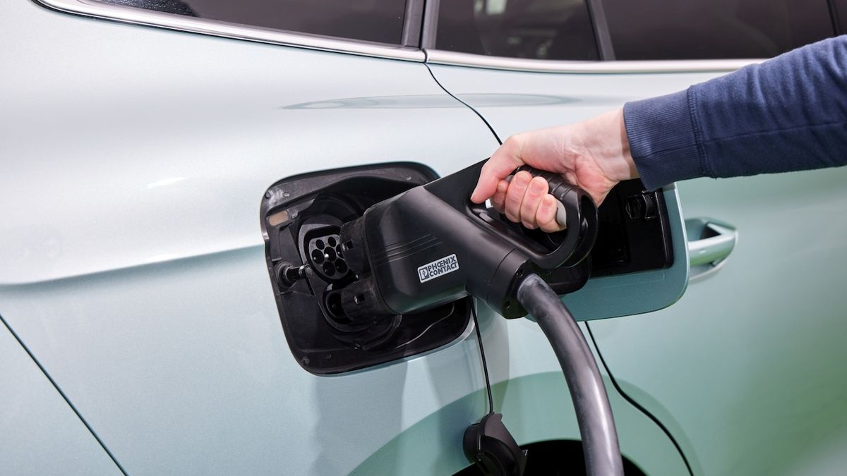 Veřejné nabíječky elektromobilů výrazně zdražily, náklady mohou překonat benzín
