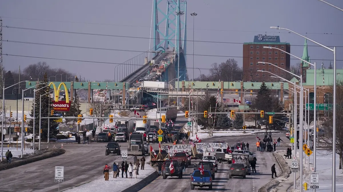 Kanadští kamioňáci blokují Ambassador Bridge.