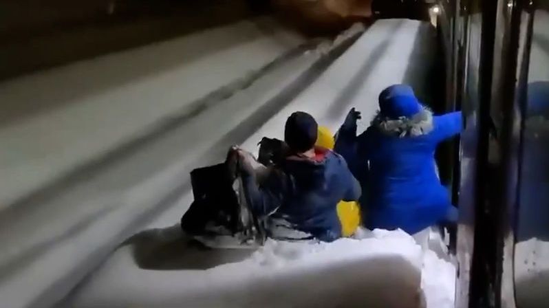 Cestující v Rusku vystoupili z vlaku a zapadli do sněhu