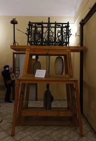 Barokní hodiny u vstupu 