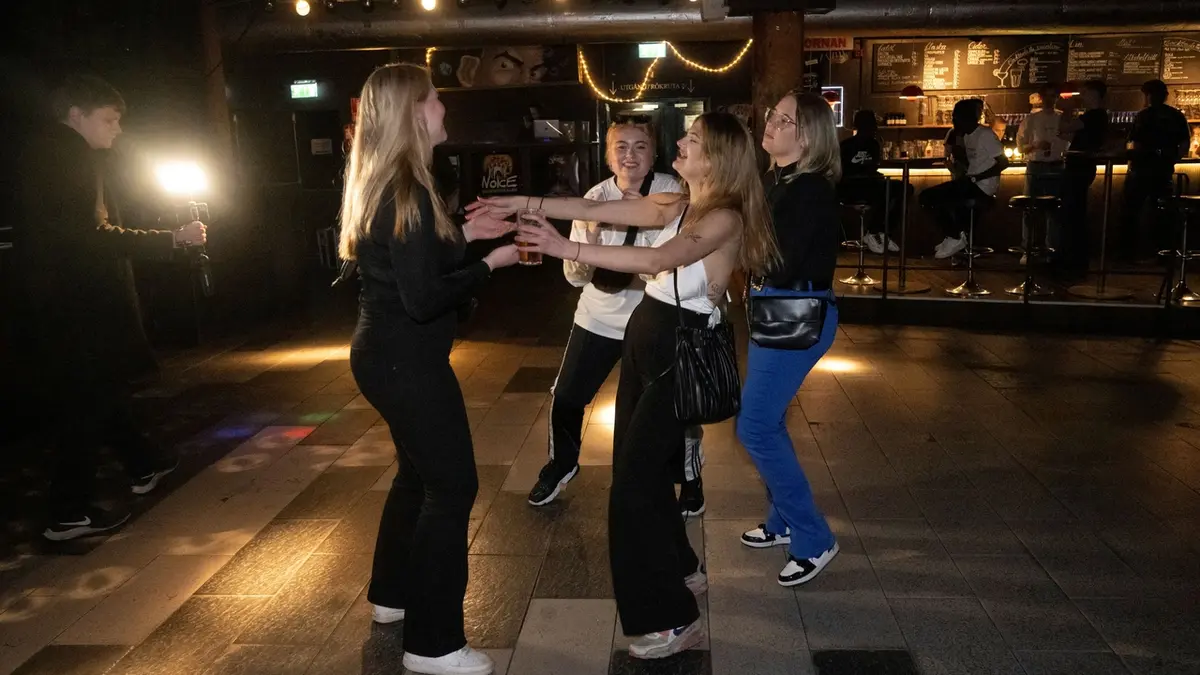 Dívky se radují ze zrušení protiepidemických opatření a také z toho, že byly mezi prvními a získaly místo v nočním klubu v Malmö.
