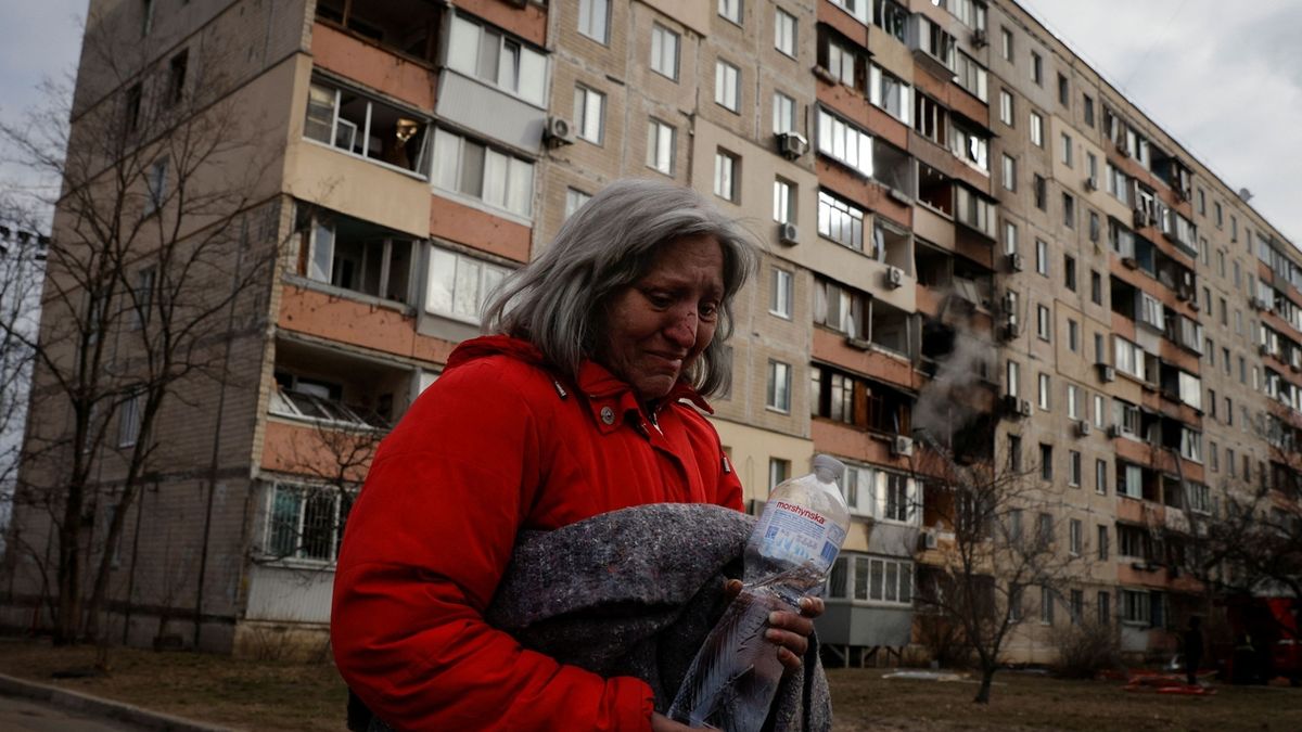 Obyvatelka domu v kyjevské čtvrti Oboloň, který byl zasažen ostřelováním