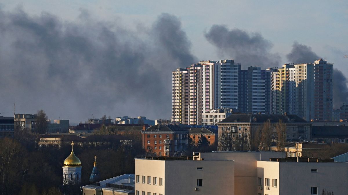 Na Kyjev dopadají rakety, město zatím odolává