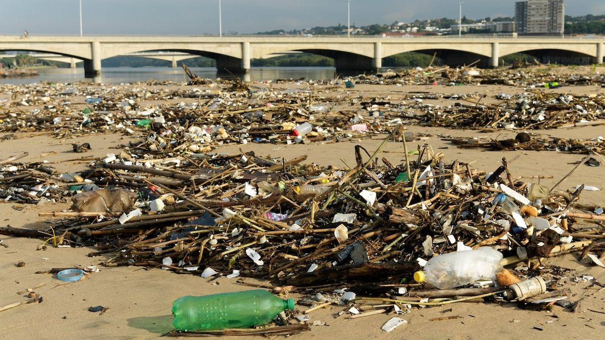 Afriku zaplavuje plastový odpad. Vytváří ale i pracovní místa