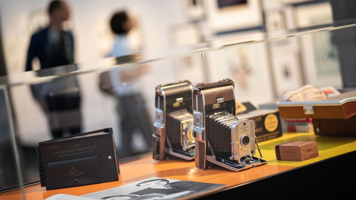 První instantní fotoaparát se zrodil před 75 lety. Nadšenci je používají stále