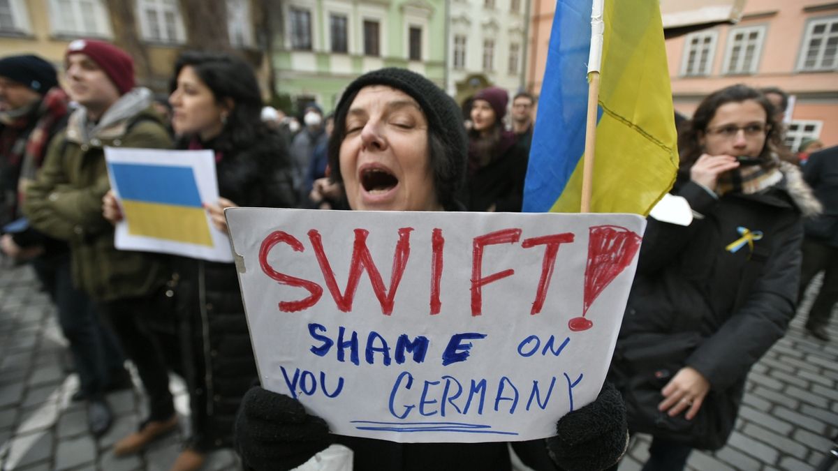 Odstřihněte Rusko od SWIFT, žádali demonstranti Německo