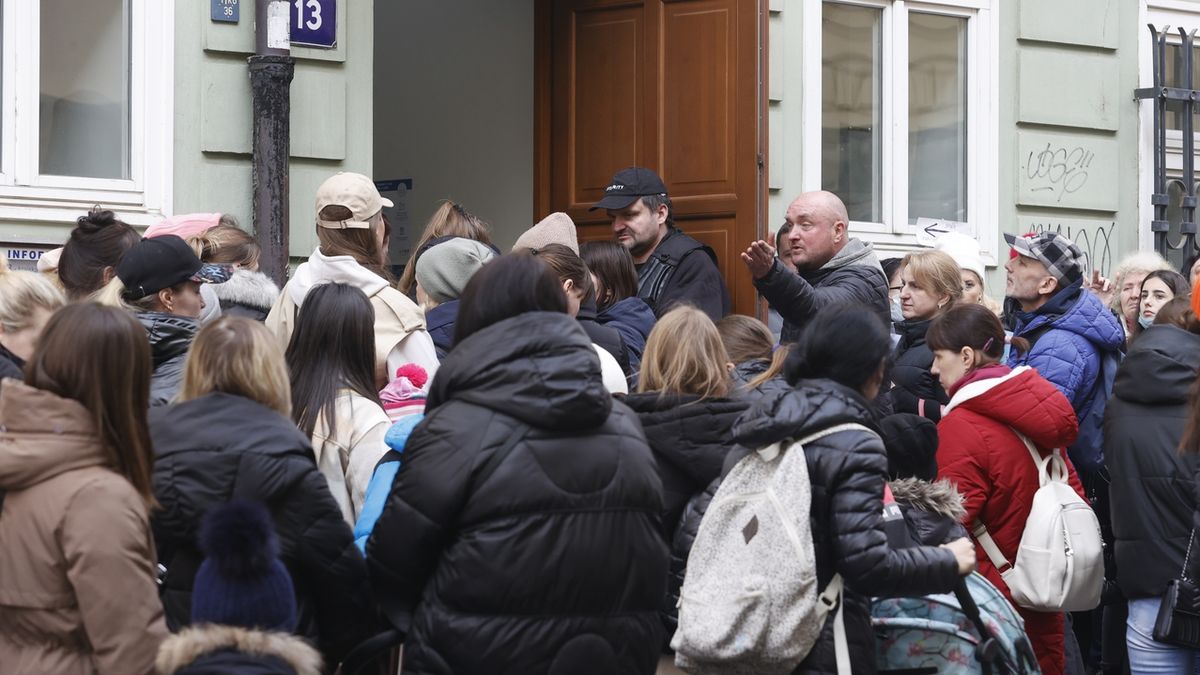 Úřady práce se potýkají s náporem uprchlíků. Na snímku úřad v Roháčově ulici v Praze 4.
