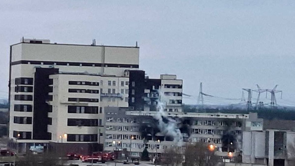 Поврежденное офисное здание Запорожской атомной электростанции, которое было обстреляно российской армией в пятницу