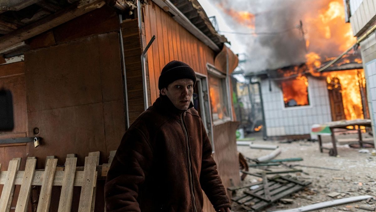 Hořící dům po ruském ostřelování jediné únikové cesty v Irpinu nedaleko Kyjeva