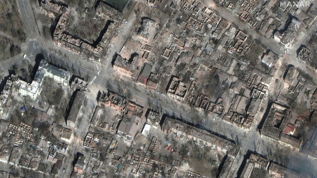 Satelitní snímky ukazují zkázu Mariupolu. Zemřely tu zřejmě tisíce civilistů
