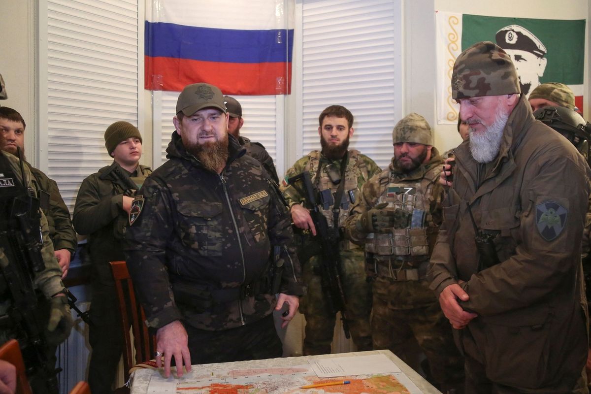 Čečenský prezident Ramzan Kadyrov s čečenskými bojovníky v v Mariupolu 