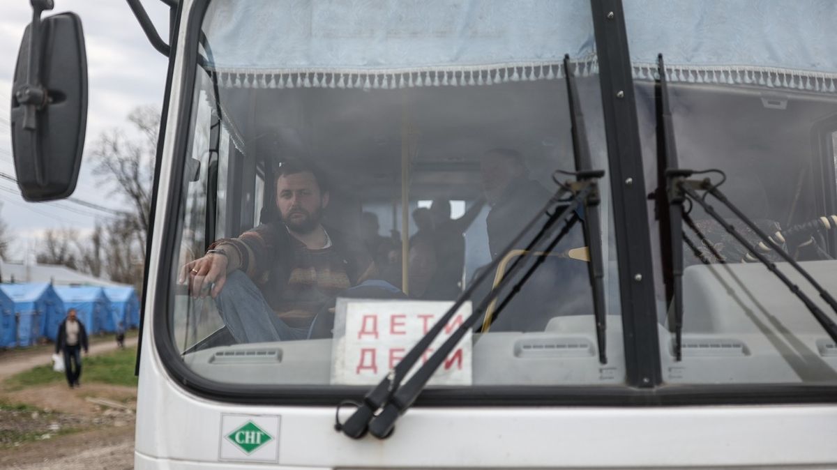 Kyjev: Rusové stříleli na evakuační autobusy, sedm lidí zemřelo