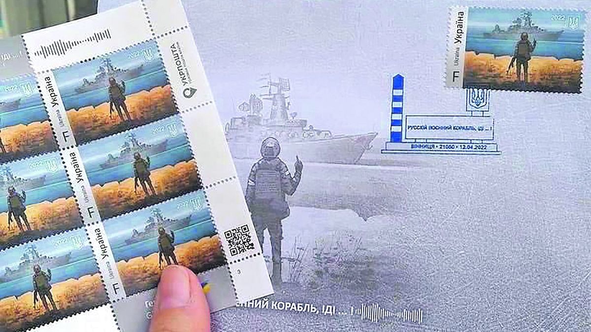 Ukrajinská známka se vzdorným gestem proti válečné lodi se prodává za tisíce