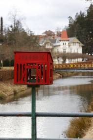 Na můstku přes řeku Šťávnici nepřehlédnete krmítko v Jurkovičově stylu.