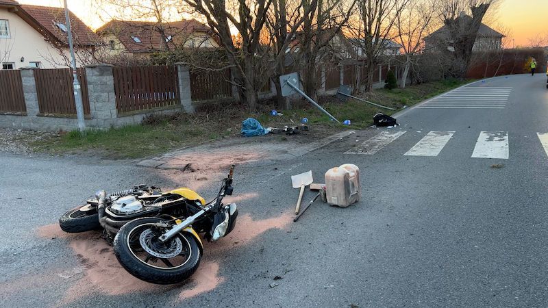 Motorkář na Frýdecko-Místecku smetl nepozorného chodce. Oba skončili v nemocnici