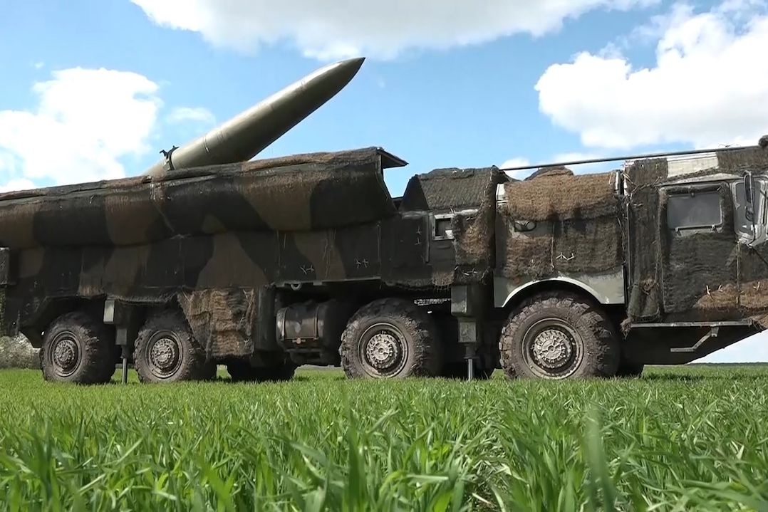 Ruská raketa Iskander se připravuje k odpalu 