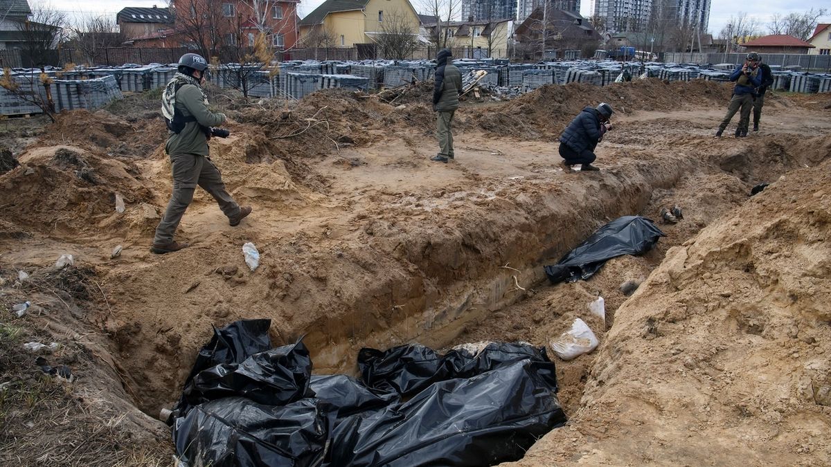 Muže střelili do hlavy, pak šli rabovat. Video ukazuje řádění ruských vojáků v Buči