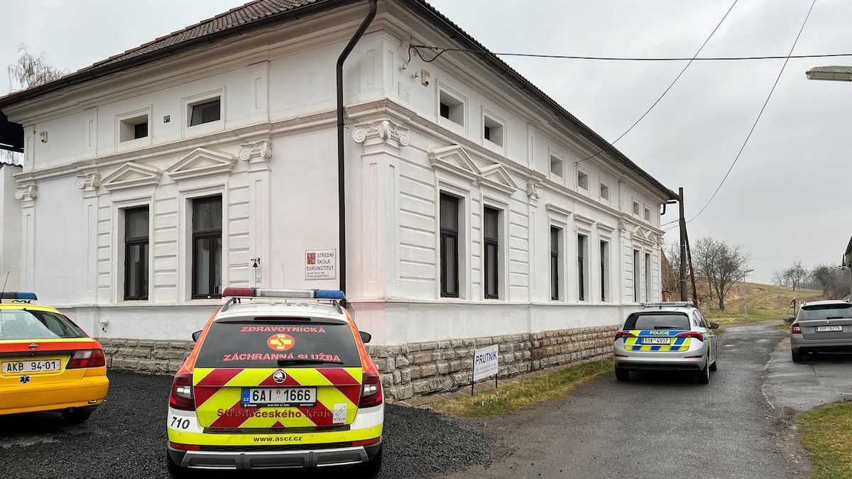 Dva mrtví v budově školy na Kladensku: Policie případ vyšetřuje jako vraždu a sebevraždu