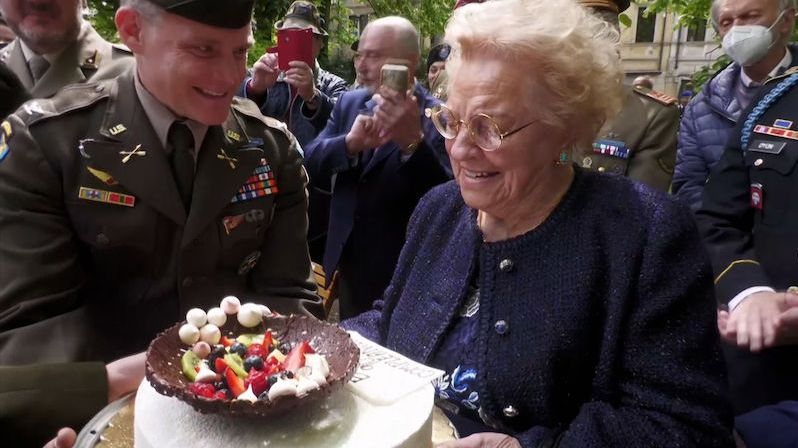 Američtí vojáci dali Italce dort. Ten původní jí armáda snědla v roce 1945