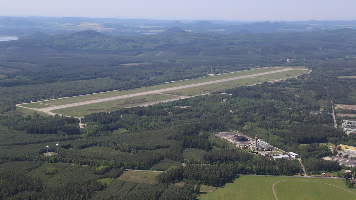 Armáda chce získat zpět letiště Hradčany v Ralsku