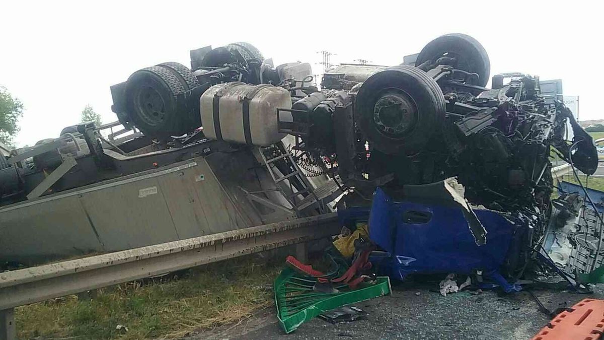 Kamion s osobním vozem se na Slovensku zřítily z nadjezdu, dvě oběti