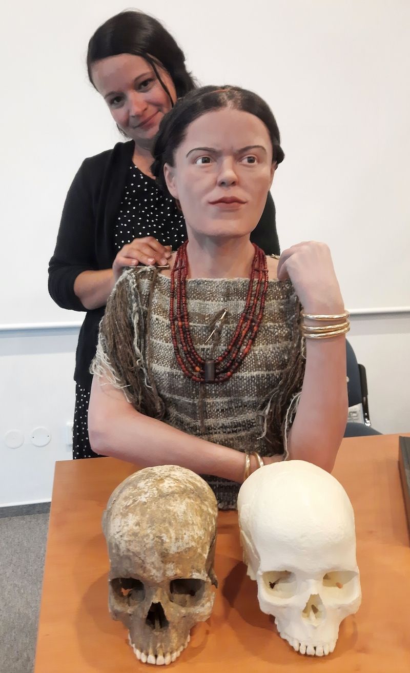 Antropoložka Eva Vaníčková s rekonstrukcí podoby ženy z doby bronzové, jejíž ostatky se našly v Mikulovicích u Pardubic. Busta vznikla podle dochované lebky (na snímku dole ta tmavší. Světlejší je její kopie).