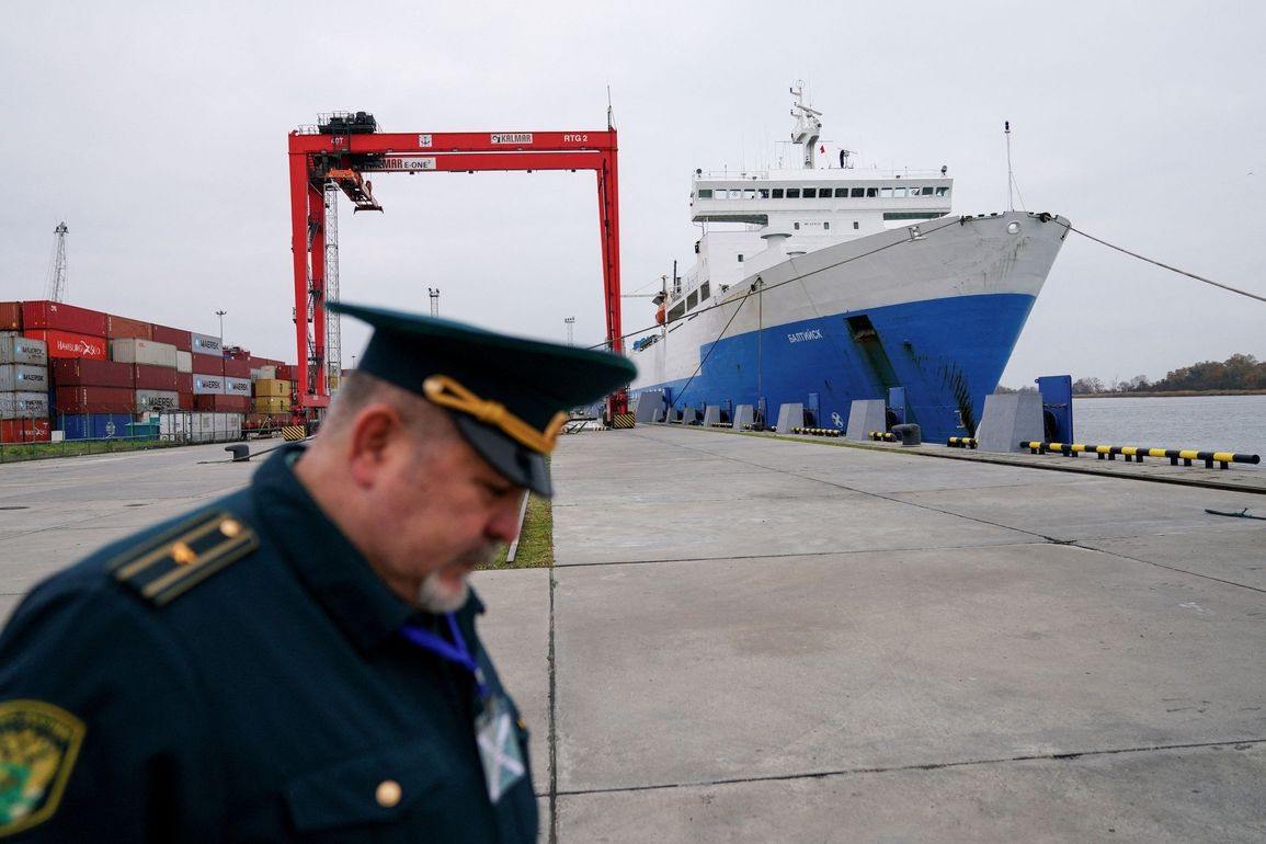 Ruský pracovník v přístavu Baltijsk v Kaliningradské oblasti.