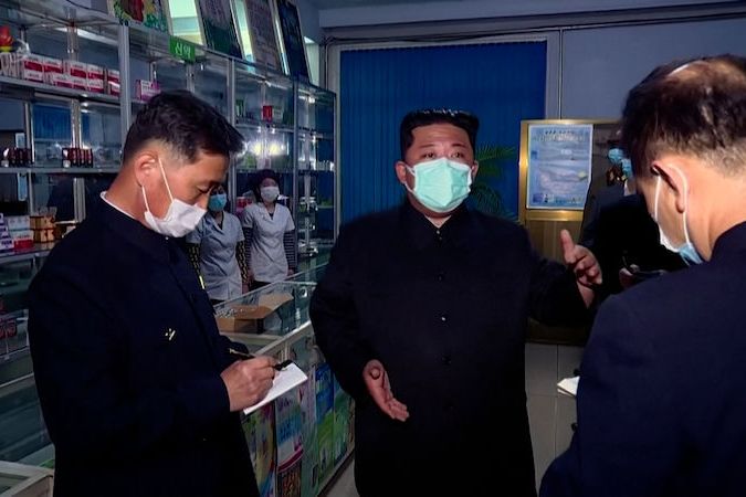 BEZ KOMENTÁŘE: Kim Čong-un vyrazil na inspekci do lékárny