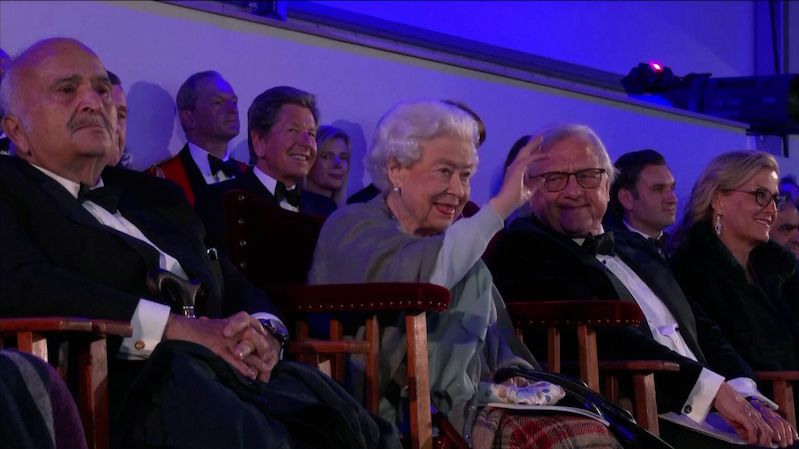 Britská královna Alžběta přišla na jezdecké představení, sklidila bouřlivé ovace