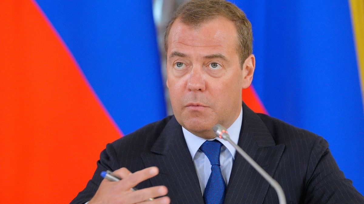 Bezpečnostní záruky může dát Ukrajině jen Rusko, říká zvráceně Medveděv