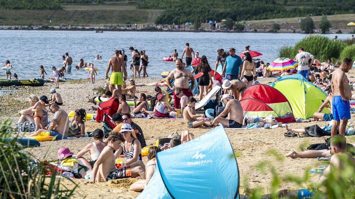 Lidé u rekultivačního jezera Milada, 18. června 2022, Ústí nad Labem. Čechy a jih Moravy zasáhly o víkendu vysoké teploty, které mohou hlavně v severozápadní polovině Čech překročit 34 stupňů.