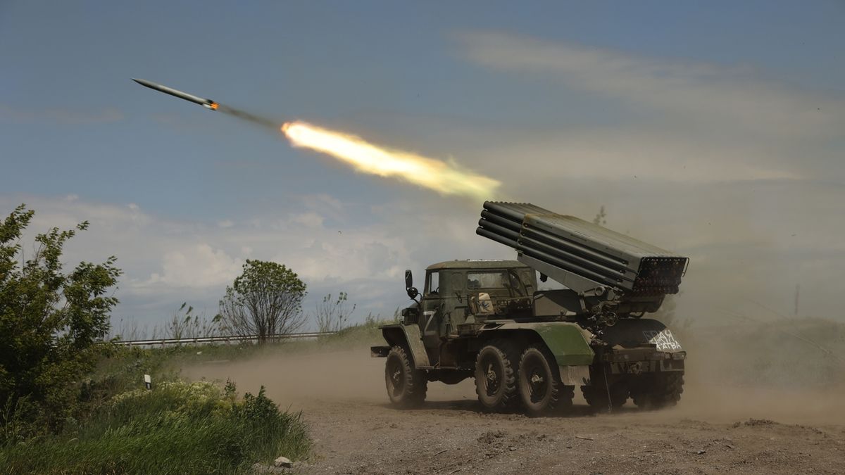 Zpoždění v dodávkách západních zbraní omezilo schopnost Ukrajiny zahájit protiofenzivu, tvrdí analytici